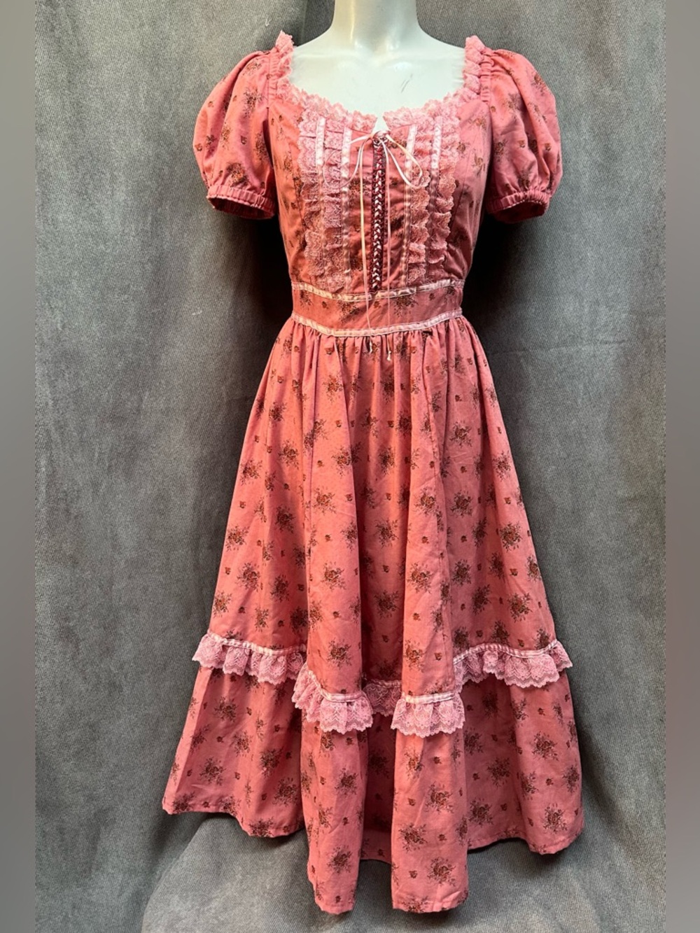Vintage cottagecore prairie dress floral size XS/S 1970s lace up